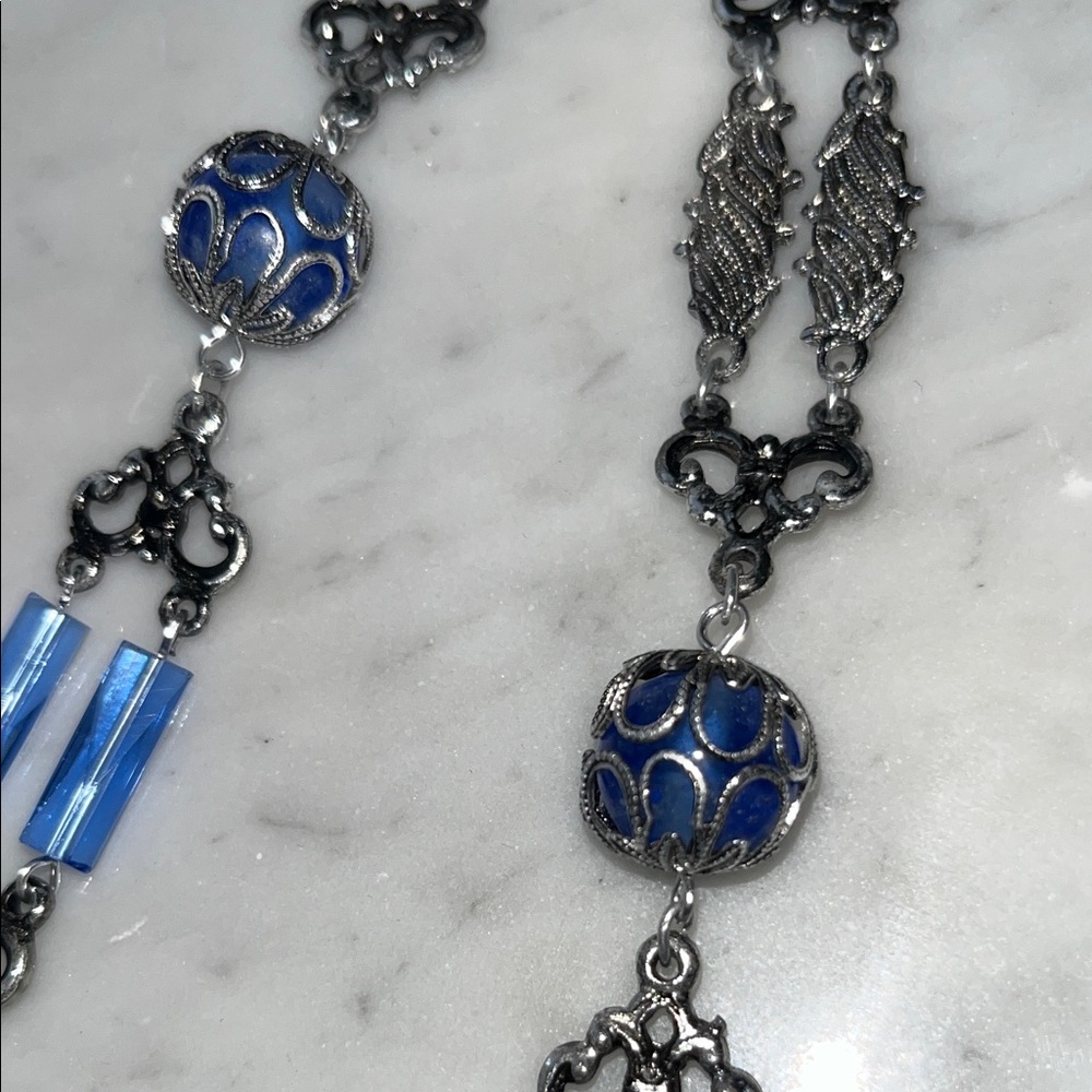 VINTAGE Elegant Silver Toned and Blue Beaded Necklace - Picture 4 of 8